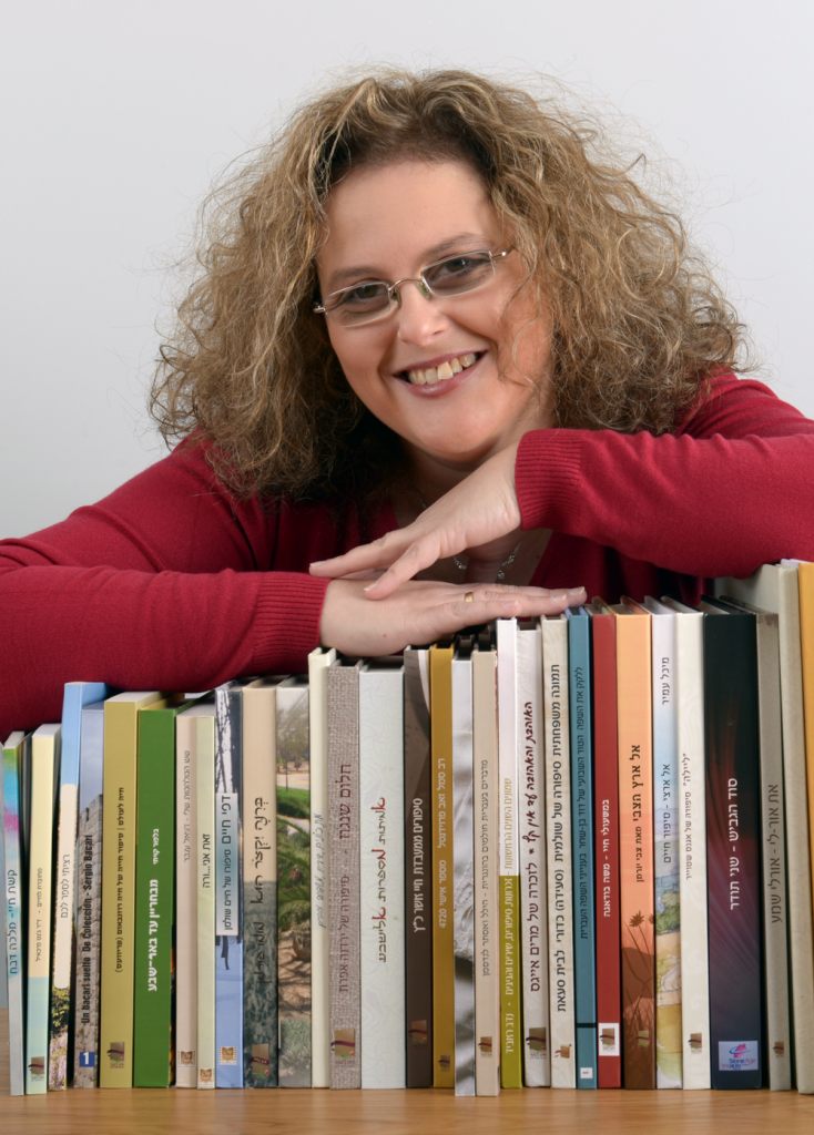 מונה אריאל עם ספרים שעיצבה